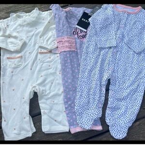 Rene rofe baby sleeper
Donna Karen
6/9 3 piece lot